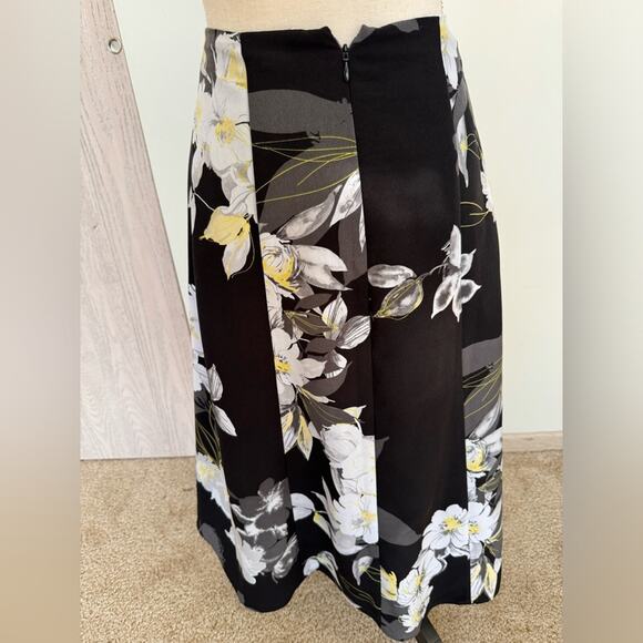 White House Black Market - Black Floral Print Skirt - Full and Flowy! Size 00 - Picture 3 of 8
